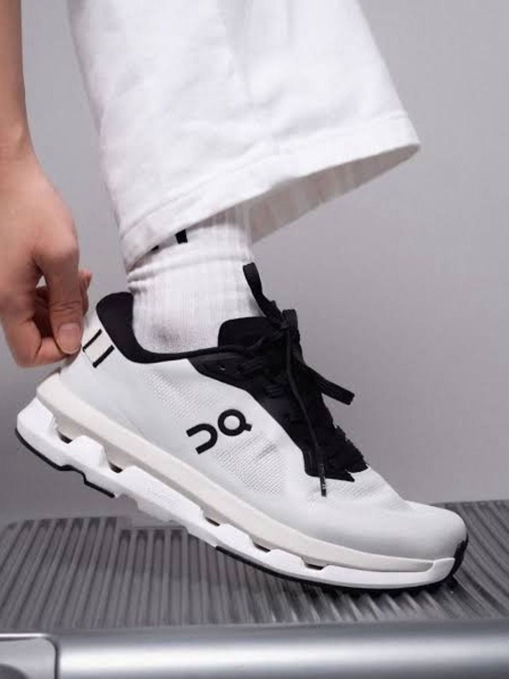 On Running Women’s Cloudzone Sneaker in Ice/Black sz 6.5 New in Box